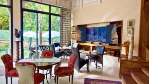 TV a/nebo společenská místnost v ubytování Sillage Palace Sky & Spa