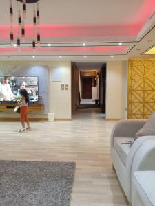 ein kleines Mädchen steht in einem großen Raum in der Unterkunft maadi families flats in Kairo