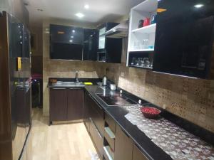 eine Küche mit Spüle und Arbeitsplatte in der Unterkunft maadi families flats in Kairo + 25 Fotos