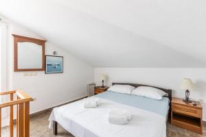 Posteľ alebo postele v izbe v ubytovaní Apartment Zecevo Rtic 10334a