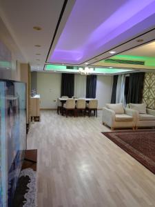 ein großer Raum mit Sofas und einem Tisch und Stühlen in der Unterkunft maadi families flats in Kairo