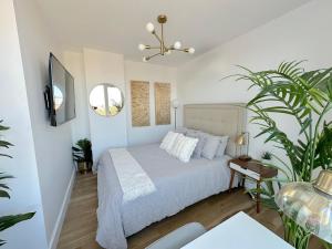 a bedroom with a bed and a potted plant at Modern One Bedroom - Large Private Terrace - Luxury Building - Williamsburg in Brooklyn