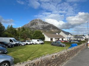 ein Berg mit vor einem Haus geparkten Autos in der Unterkunft Wonderwall - Huge City garden room in luxury house - free parking in Edinburgh