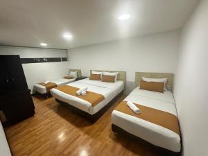 Postel nebo postele na pokoji v ubytování Hotel Embajada Bogota DC