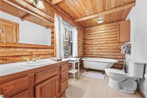 Ένα μπάνιο στο The Hillside Hideaway At Crystal Lake - Great Spa! +42 φωτογραφίες