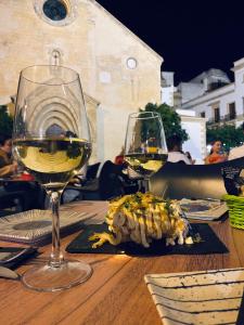 un tavolo con due bicchieri di vino bianco sopra di Ático Sonnenschein a Jerez de la Frontera