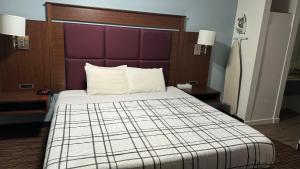 Postel nebo postele na pokoji v ubytování Morgan Inn and Suites Walla Walla
