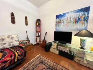 TV a/nebo společenská místnost v ubytování Corte L'Ovo - Country House 15 minutes from the heart of Verona