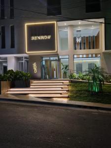 un bâtiment avec un banc devant lui la nuit dans l'établissement Lobizon Semipiso alto y nuevo 2 baños 2 dormitorios 95m2 Excelente ubicacion, à Posadas