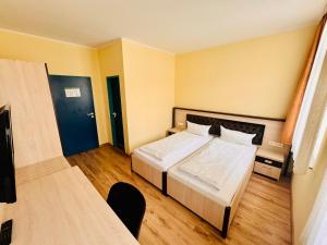Postel nebo postele na pokoji v ubytování Hotel Alento im Deutschen Haus Restaurant Olympia