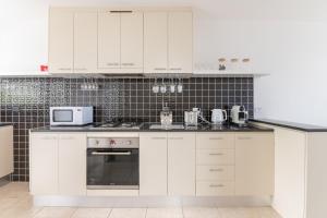 Una cocina o zona de cocina en Sunset Sands on Esplanade By Host Solutions