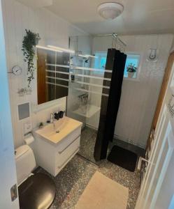 Et bad på Apartment with parking and sauna