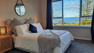 Postel nebo postele na pokoji v ubytování Captains on the Seafront - Winter Fire - stunning sea views- 4br 2bth - large waterfront