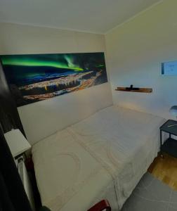 En eller flere senger på et rom på Apartment with parking and sauna