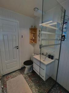 Et bad på Apartment with parking and sauna