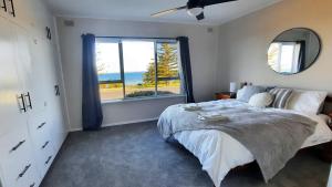 Postel nebo postele na pokoji v ubytování Captains on the Seafront - Winter Fire - stunning sea views- 4br 2bth - large waterfront