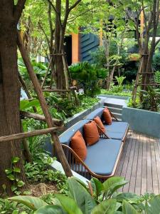 En have udenfor Modern Resort at Onnut BTS Condo Bangkok Free Shuttle bus