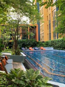Swimmingpoolen hos eller tæt på Modern Resort at Onnut BTS Condo Bangkok Free Shuttle bus