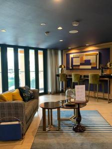 Et opholdsområde på Modern Resort at Onnut BTS Condo Bangkok Free Shuttle bus