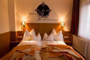 Letto o letti in una camera di Der Brückenhof Ramsau