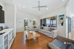 Et tv og/eller underholdning på Bombora 4 Bedroom By Discover Stradbroke