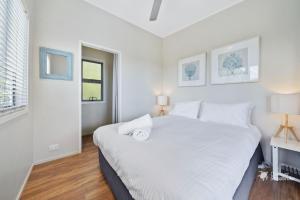 En eller flere senge i et værelse på Bombora 4 Bedroom By Discover Stradbroke + 13 billeder