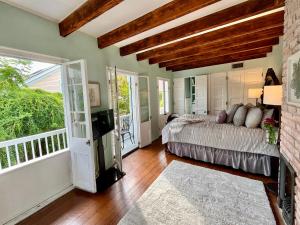 En eller flere senge i et værelse på French Quarter Lanaux Mansion Bed and Breakfast