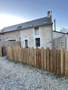 a wooden fence in front of a house at Maison indépendante avec jardin in Orvault