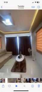 una sala de estar con un sofá y una mesa en Laag Beach House, en Boljoon