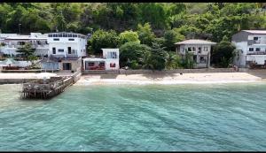 un cuerpo de agua con casas y una playa en Laag Beach House, en Boljoon