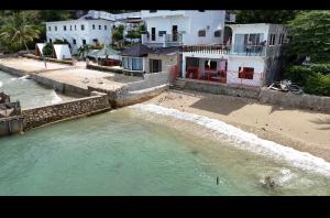 un cuerpo de agua junto a una playa con casas en Laag Beach House, en Boljoon