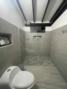 Un baño con un inodoro blanco en una habitación. en Villa Cerat, en Sopetrán 20 fotos más