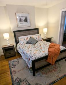 Postel nebo postele na pokoji v ubytování Escape on Hambright's Alley! Walk 2 everything! Cyclists Welcome! 1st Fl Unit A