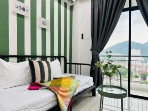 バヤンレパスにあるThe Sun 1 or 3BR Bayan Lepas 4 to 10 pax WLのベッドルーム1室(窓、テーブル付)