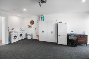 Η κουζίνα ή μικρή κουζίνα στο Beachy Serenity - Waihi Beach Holiday Home