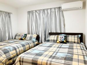 Dos camas una al lado de la otra en un dormitorio. en Ueno Yuyuhouse 1LDK for rent, Close to Senso-ji Temple,Kaminarimon Gate,Kappabashi Dougu Street,Akihabara,Shinjuku and Disneyland, en Tokio