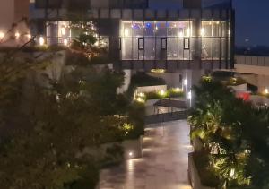 Aed väljaspool majutusasutust Trio Luxury Suites