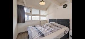 a bedroom with a bed and a window at Duinengolf in Middelkerke