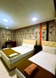 Postel nebo postele na pokoji v ubytování Seri Rawang Hotel