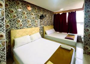 Postel nebo postele na pokoji v ubytování Seri Rawang Hotel