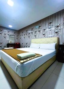 Postel nebo postele na pokoji v ubytování Seri Rawang Hotel