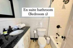 ein Badezimmer mit einer weißen Toilette und einem Waschbecken in der Unterkunft Be A Nomad - Oceanviews Bottom and Steps to the Beach in Jacksonville Beach