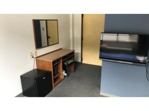una stanza con specchio e comò con cassettiera di Biz Hotel Kiyura - Vacation STAY 93177v a Yura