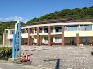 un grande edificio con un cartello di fronte di Biz Hotel Kiyura - Vacation STAY 93179v a Yura Altre 18 foto