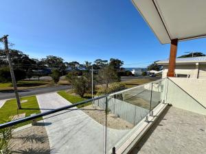 Jo Sea - New build, Luxury in Vincentia with Ocean Views的阳台或露台