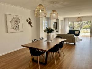 Posezení v ubytování Sun Sea - New build, Luxury in Vincentia with Ocean Views