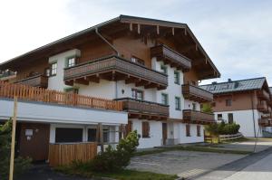 ein großes Gebäude mit Holzbalkonen darauf in der Unterkunft Chalet Alpine Royal A Top 1 in Krimml