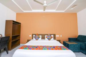 Postel nebo postele na pokoji v ubytování FabHotel Golden Hitech - Nr Hitech City