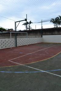 a tennis court with a net on top of it at Apartamento Satel Praia in Itanhaém