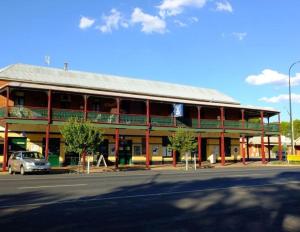 a building with a car parked in front of it at The Court House Hotel Narromine in Narromine